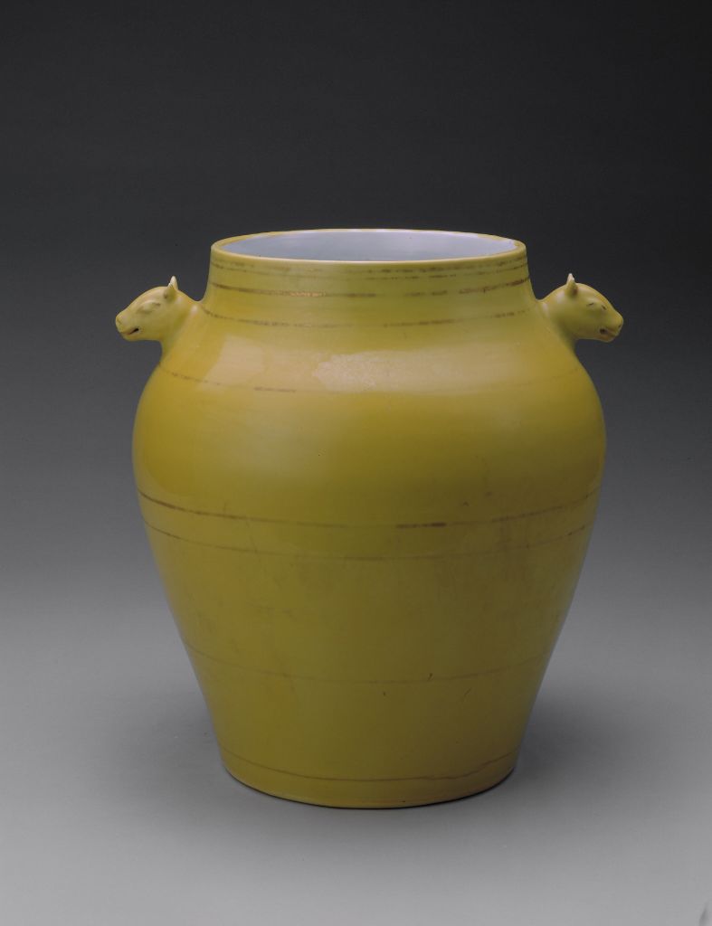 图片[1]-Yellow glaze gold color sacrificial ear jar-China Archive